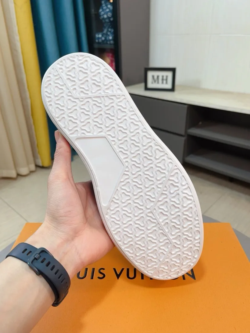 Men's shoes 💰440🌹🌹【LOUIS VUITTON】Same style on Louis Vuitton* official website🚹Men's high-top casual shoes❤️Same style as popular celebrities and big names ~ Best-selling at home and abroad Lv focuses on the checkerboard series...Imported first-layer cowhide with special fabrics➕Full sheep leather lining➕Brand-specific hollow outsole💎Produced by OEM The highest version🔍🔍Number of codes: 38-44,